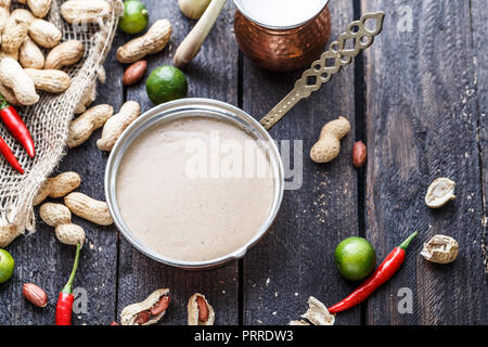 Malaysian salsa di arachidi per satay ayam o spiedini di pollo. Foto Stock