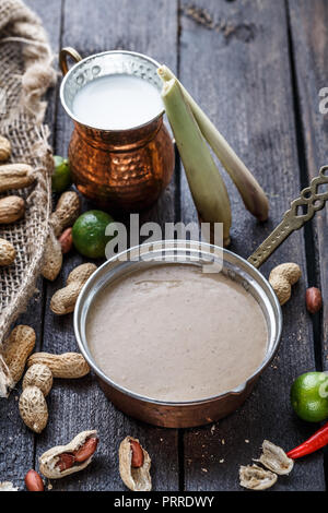 Salsa di arachidi o salsa satay per spiedini di pollo Foto Stock