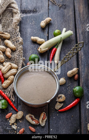 Ingredienti per la salsa di arachidi su un tavolo, copia dello spazio. Foto Stock