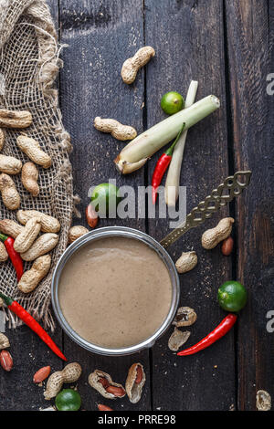 Salsa di arachidi o salsa satay per spiedini di pollo. Foto Stock
