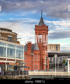 Vista dell'Edificio Pierhead da Mermaid Quay nella Baia di Cardiff, Galles. Foto Stock