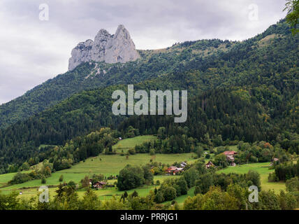 Ammaccature de Lanfon (denti di Lanfon) sono una piccola catena di montagne in Francia, dalla cima si gode di una magnifica vista su tutto il lago di Annecy. Foto Stock