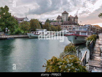 Porto e Chateau, Fort Annecy, Annecy, Francia. Annecy è una città alpina nel sud-est della Francia, dove il fiume Thiou incontra il lago di Annecy. Foto Stock