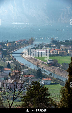 Sunny View su Torbole e il Lago di Garda, Italia Foto Stock