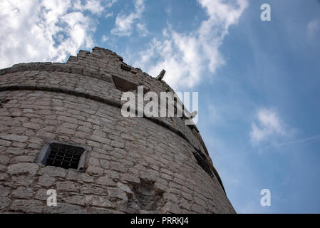 La Cappella di Santa Barbara e un nuvoloso cielo blu, Riva del Garda, Italia Foto Stock