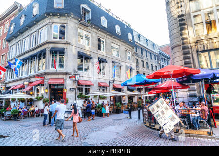 MONTREAL, Canada - 20 AGO 2012: la gente si snodano in corrispondenza della giunzione di Rue Saint-Paul e Rue Saint Vincent nella vecchia Montreal sezione di Montreal. Essi Foto Stock