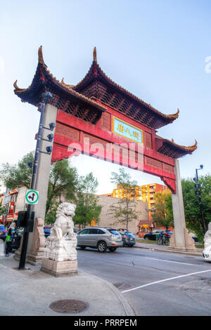 MONTREAL, Canada - 20 AGO 2012: un grande gateway segna l'entrata al Montreal's Chinatown famosa per i suoi numerosi ristoranti asiatici e negozi unici. Verti Foto Stock