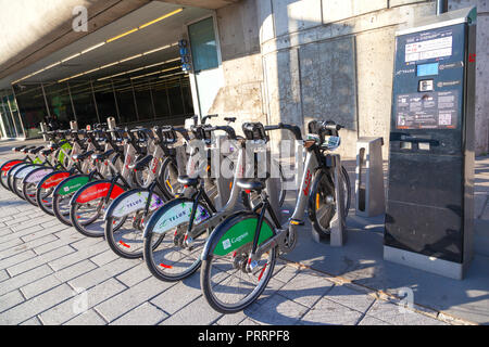 MONTREAL, Canada - 21 AGO 2012: BIXI Montreal biciclette sono schierate in rack nel centro di Montreal. BIXI è il Nord America la prima su larga scala bike sharin Foto Stock