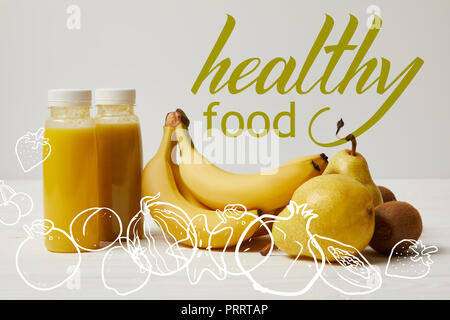 Giallo detox frullati in bottiglie con banane, pere e kiwi su sfondo bianco, cibo sano iscrizione Foto Stock