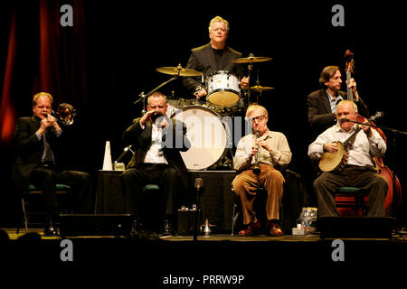 Woody Allen esegue in concerto con la sua New Orleans Jazz Band presso il Bank Atlantic Center di Sunrise Florida il 28 dicembre 2006. Foto Stock