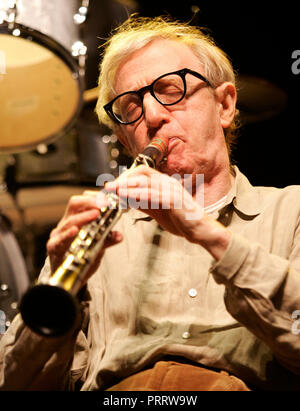 Woody Allen esegue in concerto con la sua New Orleans Jazz Band presso il Bank Atlantic Center di Sunrise Florida il 28 dicembre 2006. Foto Stock