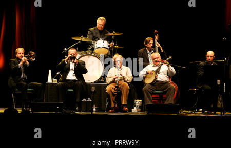 Woody Allen esegue in concerto con la sua New Orleans Jazz Band presso il Bank Atlantic Center di Sunrise Florida il 28 dicembre 2006. Foto Stock