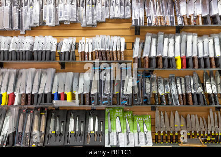 Visualizzazione dei coltelli in un Ross posate store su Broadway Street a Los Angeles, CA, Stati Uniti d'America Foto Stock