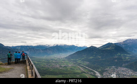 Valle del Reno paesaggio di montagna in Svizzera con un escursionista turista in piedi su una piattaforma di osservazione sulla cima di una montagna Foto Stock