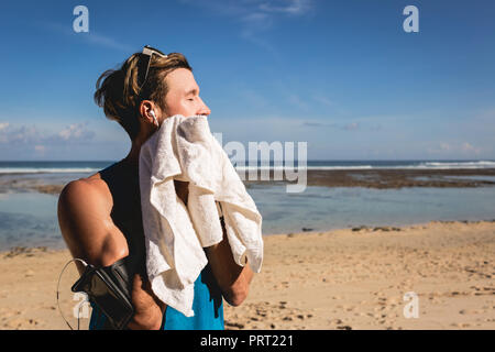 Stanco sudato sportivo con asciugamano formazione sul tapis roulant in  palestra Foto stock - Alamy