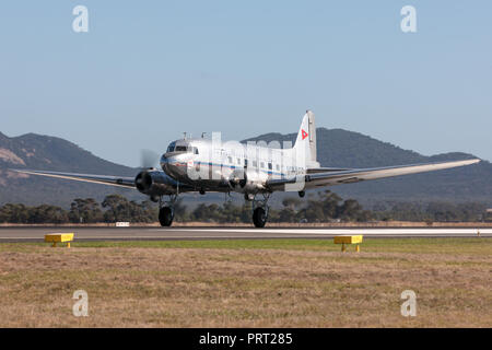 Vintage Douglas DC-3C aereo di linea VH-AES in trans Australian Airlines livrea. Foto Stock