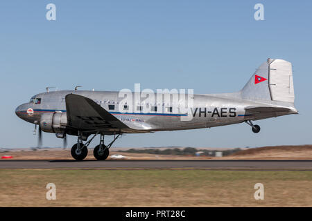 Vintage Douglas DC-3C aereo di linea VH-AES in trans Australian Airlines livrea. Foto Stock