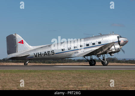 Vintage Douglas DC-3C aereo di linea VH-AES in trans Australian Airlines livrea. Foto Stock