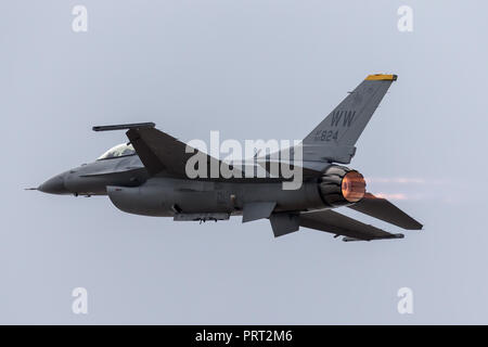 Regno Staes Air Force (USAF) Lockheed F-16CJ Fighting Falcon 90-0824 dal XIV Fighter Squadron, 35th Fighter Wing a Misawa combatté Air Base, Giappone. Foto Stock