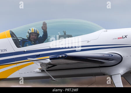 British pilota acrobatico Mark Jefferies battenti un motore singolo Extra 330LX velivolo acrobatico VH-IXN. Foto Stock