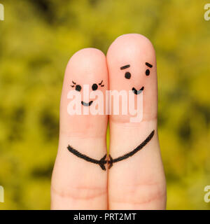 Arte del dito di una coppia felice. Coppia felice tenendo le mani sullo sfondo di foglie di giallo Foto Stock