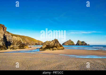 Rocce sulla spiaggia di Holywell, con una vista attraverso degli off shore carradori rocce, Cornwall, Regno Unito Foto Stock