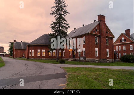 UTICA, NY, USA - Oct. 03, 2018: McPike dipendenza centro di trattamento è un 68-bed inpatient facility azionato dalla NYS ufficio di alcolismo Substanc ans Foto Stock