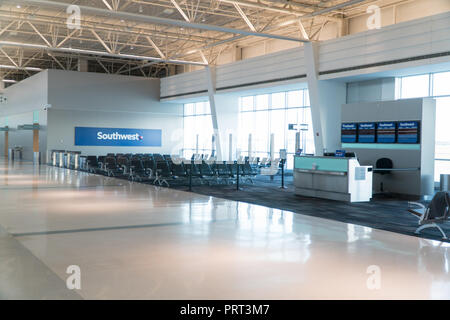 Long Island, NY - Circa 2018: Southwest Airlines vuoto terminale passeggeri gate a Islip aeroporto nessun popolo. Controllare in posizione prima di salire in aereo Foto Stock