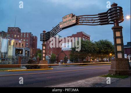 UTICA, NY, USA - Oct. 03, 2018: F.X. Matt Brewing Company è una società di proprietà di una famiglia la fabbrica di birra a Utica, New York. È il quarto più vecchio di proprietà di una famiglia brewery ho Foto Stock