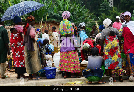 Un variopinto mercato settimanale in zone rurali nel Ruanda occidentale. Foto Stock