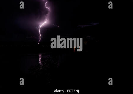 Tempo di notte foto di colpo di fulmine durante il temporale da nuvole e la messa a terra nella magnifica vista di madre natura power Foto Stock