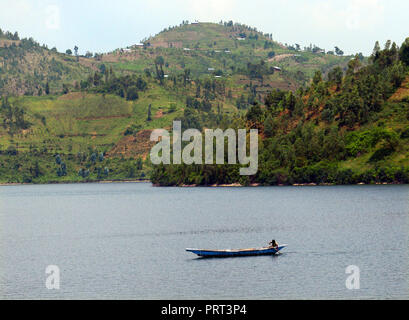 Fisherman pesca nel lago Kivu, Ruanda. Foto Stock