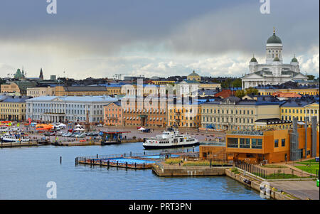 Luterano ed Evangelico cattedrale della diocesi di Helsinki, la Piazza del Mercato (Kauppatori), Allas Piscina sul mare nel mese di settembre Foto Stock