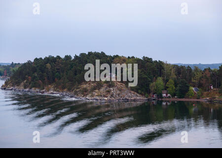 Case e villette in tranquilla arcipelago di Stoccolma con gli alberi colorati, Stoccolma Svezia Foto Stock