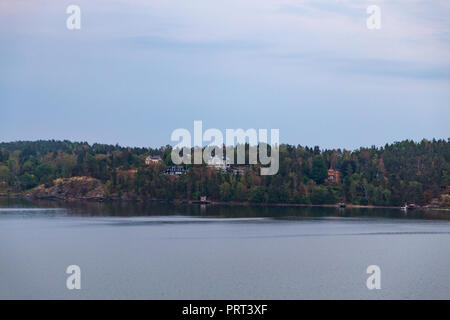 Case e villette in tranquilla arcipelago di Stoccolma con gli alberi colorati, Stoccolma Svezia Foto Stock