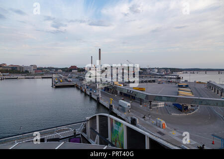 08.09.2018 Redazione Stoccolma Svezia, Car Ferry MS Baltic Princess arrivando a Värtan, porto di Stoccolma di mattina presto con i carrelli in attesa di l Foto Stock