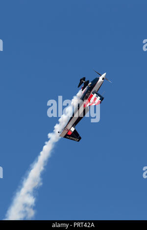 Melissa Andrzejewski battenti un bordo 540 velivolo acrobatico. Foto Stock