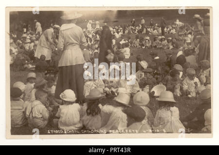 Cartolina originale dell'era della prima guerra mondiale della festa per la pace dei bambini della Strood School 4 agosto 1919, Strood, Rochester, Kent, Regno Unito Foto Stock