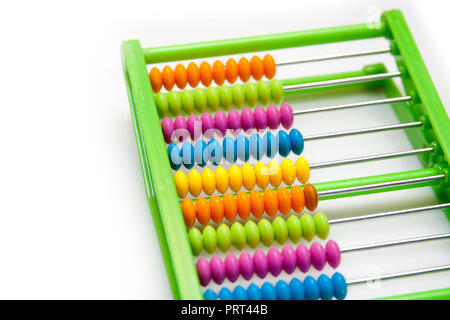 Colorato giocattolo di plastica-come abacus su sfondo bianco, parti allineate Foto Stock