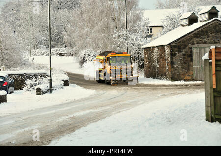 Nel Regno Unito - Snow Clearing su Sandy Lane Clayton le Woods, Chorley, Lancashire Foto Stock