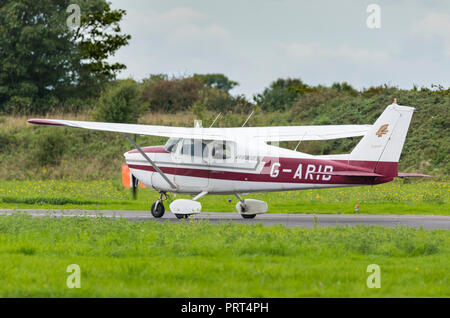 Cessna 172B piccolo ad ala alta private su aerei ad ala fissa, registrazione G-aride in rullaggio su una pista di rullaggio a un piccolo aeroporto del Regno Unito. Foto Stock