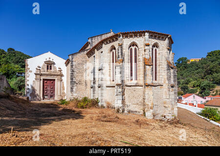 Santarem, Portogallo. Abside gotico della Igreja de Santa Cruz chiesa con una vista della cappella barocca e il portale sulla sinistra. Gotica del XIII secolo Archi Foto Stock