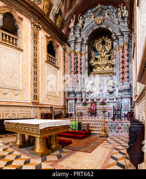 Santarem, Portogallo - 09 Settembre 2017: altare maggiore barocco di Santarem vedere la Cattedrale o Sé Catedral de Santarem aka Nossa Senhora da Conceicao Chiesa Foto Stock