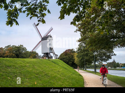 Il mulino a vento di legno Bonne Chiere accanto al percorso del canale di Bruges, Fiandre, in Belgio Foto Stock