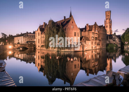 Vista di bei palazzi medievali di Rozenhoedkaai fotografata al crepuscolo, Bruges (Brugge), Fiandre Occidentali, Belgio. Foto Stock