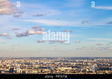 Mosca, Russia - 30 settembre 2018: vista del blu Cielo di tramonto oltre ad est della città di Mosca dal deck observatation alla sommità della torre OKO in autunno Foto Stock