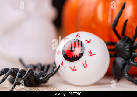 Funny halloween tratta, bulbo oculare in uovo su sfondo di legno, spazio copia, primo piano Foto Stock