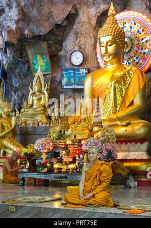 Monaco in Wat Tham Seua (Tiger Cave), Krabi, Thailandia Foto Stock