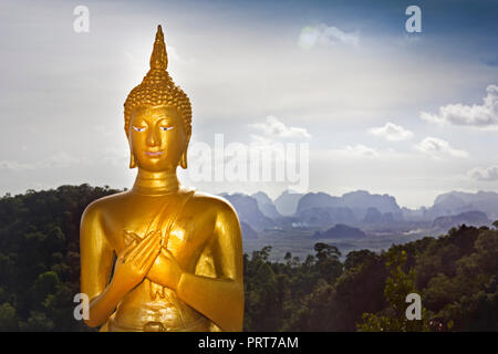Vista panoramica con golden Buddha dalla parte superiore del Wat Tham Seua (Tiger Cave), Krabi, Thailandia Foto Stock