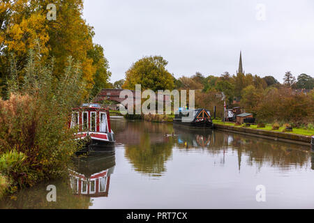 Ormeggiata su Grand Union Canal appena ad ovest di Braunston, Northamptonshire, England, Regno Unito Foto Stock